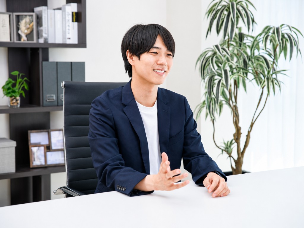 代表カウンセラー藤原が相談に乗る様子